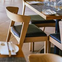 Chaise de restaurant moderne de haute qualité en bois massif avec coussin en cuir PU pour café, restaurant de restauration rapide, hôtel - Durable