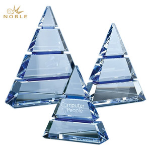 Royal Gravé Pyramide De Cristal Trophée Pour Les Cadeaux De Bureau et Presse-papiers - Product Image 1