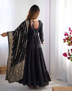 Dernier modèle de robe Anarkali en tissu Chanderi Romansilk pour femmes, robe longue évasée tendance, tenue traditionnelle indienne - Product Image 3