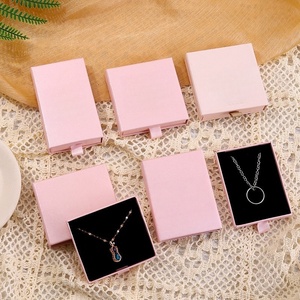Boîte à bijoux de luxe avec fermeture magnétique, emballage papier personnalisé avec logo et tringle de suspension - Product Image 1