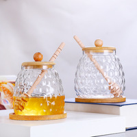 Stoples Madu Kaca Motif Sarang Lebah dengan Tutup Bambu dan Sendok Kayu untuk Madu/Sirup Dapur