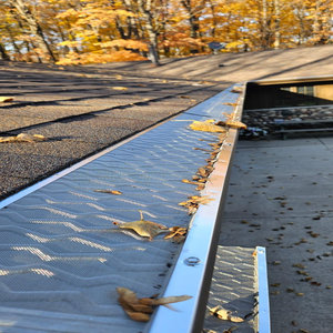 Rete di protezione per grondaie in micro alluminio con filtro antifoglie per la protezione dell'acqua piovana sul tetto, per uso residenziale, commerciale e <span class=keywords><strong>giardino</strong></span>. - Product Image 2