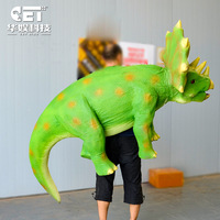 Marionnette de dinosaure Triceratops réaliste et grande, contrôlée à la main, portable, animatronique en métal pour événements publics et spectacles sur scène en direct
