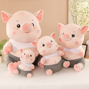 Peluche cochon assis JM mignon, jouet en peluche doux et habillé, jouet créatif cochon rose en peluche - Product Image 4