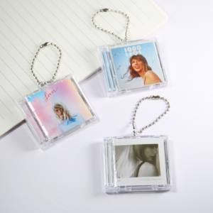 سلسلة المفاتيح ذات جودة عالية من الأكريليك المطبوع عليها الأشعة تحت الزرقاء ، قلادة نمط الألبوم الموسيقي - Product Image 1