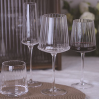 Verres à vin rouge en cristal à rayures simples Megan, style minimaliste, pied haut, 401-500 ml