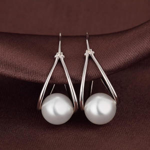 Pendientes de Aro de Oro Blanco E3695 con Perlas de Imitación en Engaste de Bisel, Estilo Clásico para Uso Diario de Mujeres - Product Image 3