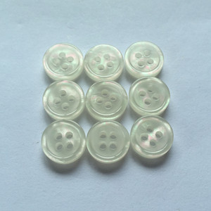 Boutons en résine MasterCard ronds blancs 10 11,5 12,5 mm à quatre trous nacrés pour chemises et tricots - Product Image 2