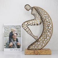Sculpture abstraite en métal creux représentant une figure humaine, bronze foncé/bronze doré, base en marbre, statue de femme moderne de luxe, statue de femme réfléchissante