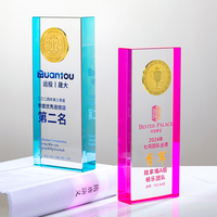 Trophée personnalisé en alliage de zinc plaqué or - Trophée carré gravé avec bordure rose imprimée UV et cristal
