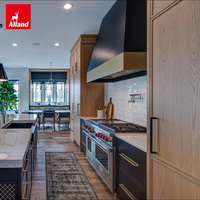 Cuisine contemporaine Alland avec armoires fines en chêne laqué mat, style Shaker, personnalisées, luxe noir et or, avec quartz Calacatta