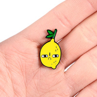Vente en gros de broches personnalisées en forme de citron dur en métal de fruits jaunes mignons inventées Badges d'épingles en émail fabriqués en sérigraphie