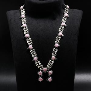 Elegante Pulsera con Dije de Corazón Plateado y Piedras Rosas para Mujer - Product Image 4