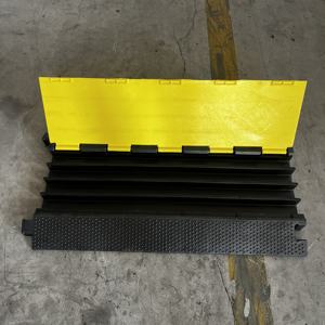 ทางลาดสำหรับงานกิจกรรมกลางแจ้งยางสีดำและเหลือง4ช่องสัญญาณเพื่อความปลอดภัยในการจราจรที่หนักหน่วง - Product Image 4