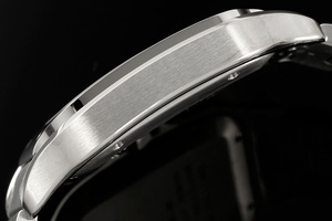 Un elegante reloj mecánico automático con una esfera con diseño de sol en degradado verde y una ventana para el calendario. - Product Image 4