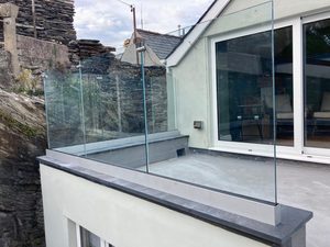 Balustrade en verre à profil en U en aluminium haut de gamme, garde-corps trempé pour les lofts résidentiels de luxe, les balcons et les terrasses de villas - Product Image 4