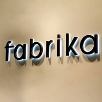 Enseigne personnalisée 3D en acier inoxydable doré non éclairée pour devanture de magasin de luxe et décoration murale de marque, avec éclairage rétroéclairé élégant
