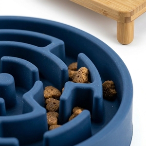 Comedero Lento de Bambú para Perros con Soporte, Estación Doble Saludable, Tazón de Agua de Cerámica y Silicona con Laberinto Anti-Flatulencia - Product Image 5