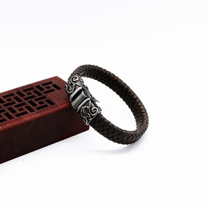 Yunnique Pulsera unisex de cuero negro tejido con cordón, hebilla de plata tibetana, diseño geométrico, accesorio de moda. - Product Image 1