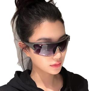 Gafas de Sol Deportivas Unisex para Ciclismo con Protección UV400, Resistentes al Viento, para Montañismo y Ciclismo, con Marco Negro de PC para Hombre y Mujer - Product Image 1