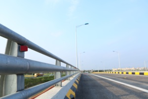 Système de clôture de protection extérieure en acier pour autoroutes et voies ferrées, clôture de sécurité métallique anti-rouille thermolaquée pour les infrastructures - Product Image 2