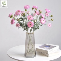 Neu eingetroffen: Heißer Verkauf! Künstliche Seiden-Hahnenfußblume mit 6 Köpfen, beflocktem Stiel und hellrosa Teerose