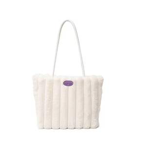 Sac fourre-tout en fourrure chaud pour femme, design uni, matière peluche, idéal pour l'hiver - Product Image 4