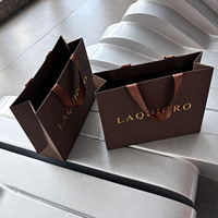 Sacs en papier de luxe personnalisés avec logo en feuille d'or gaufrée et poignées en satin pour l'emballage de cosmétiques, de mode et de cadeaux