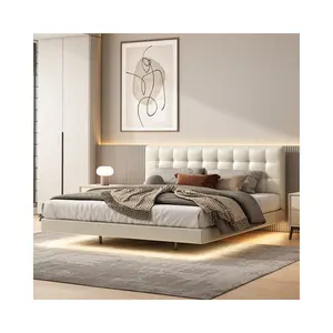 سرير عائم فاخر بأحدث تصميم يتميز بأنه ذو إطار من الجلد وهو جزء من طقم سرير أبيض لغرفة النوم وهو كبير الحجم
