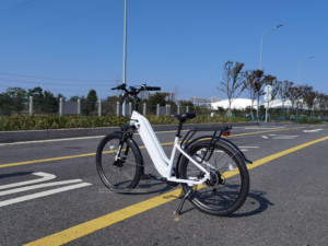 Vélo électrique de ville nouvelle conception 27,5 pouces, batterie cachée 48V 14,5Ah, vélo électrique à cadre basse - Product Image 4