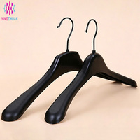 Cintres en plastique noirs durables et personnalisables pour adultes, sans trace, antidérapants, pour magasins de vêtements, avec réduction en gros