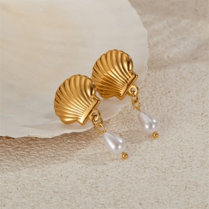 Boucles d'oreilles clous élégantes et délicates pour femme, en acier inoxydable plaqué or, avec pendentif perle et coquillage - Product Image 5