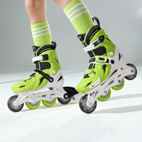 Les patins à roues alignées de taille réglable chausse les patins à roulettes clignotants populaires chauds avec le cadre en plastique intégré