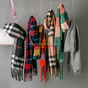 Écharpes et châles ethniques d'hiver à carreaux unisexes vert et rouge en <span class=keywords><strong>fausse</strong></span> <span class=keywords><strong>fourrure</strong></span> et laine avec pompons <span class=keywords><strong>de</strong></span> Noël pour femme – Élégantes - Product Image 2