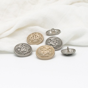 เสื้อแจ็คเก็ตผู้ชายทันสมัยและทนทาน กระดุมโลหะ กระดุมเย็บผ้าทรงกลมทำจากโลหะผสมสังกะสี พร้อมเทคนิคการชุบเคลือบ - Product Image 2