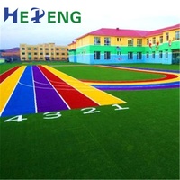 Terrain de jeux coloré arc-en-ciel herbe tapis vert rouge bleu violet jaune artificiel synthétique pelouse gazon basket-ball Football