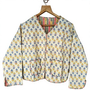 เสื้อแจ็คเก็ตผ้าฝ้ายทำมือสำหรับผู้หญิง สีครีมเหลืองลายดอกไม้สีฟ้า สไตล์โบโฮ คันธา ติดกระดุมด้านหน้า มีกระเป๋า แขนยาว - Product Image 1