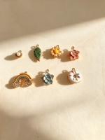 Breloques en émail en acier inoxydable YWXS plaquées or, motifs mignons fleur, arc-en-ciel, beignet, feuille, coquillage pour bracelets, colliers et bijoux DIY
