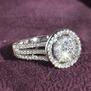 Anello con Zirconi Scintillanti da Donna, Elegante Gioiello da Dito per Feste e Occasioni Speciali - Product Image 5