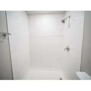 KHÁCH SẠN Bath Wall Slab Gạch Đá Rắn Nuôi Cấy Đá Cẩm Thạch Trắng Xung Quanh Ốp Phòng Tắm Vòi Hoa Sen Tường Bảng Điều Chỉnh