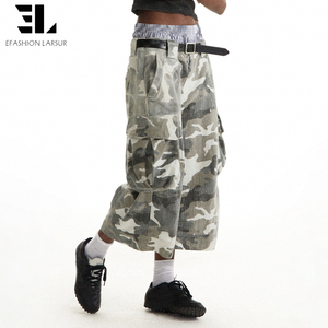 LARSUR Maßgefertigte Twill-Camouflage Cargo Cropped Jorts Distressed Washed Splattered Camo Denim Kurze Hosen für Damen - Product Image 5