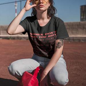 Camiseta feminista para mujer, Don't Owe You Sh*t, estilo vintage, cuello redondo, manga corta, 100% algodón, diseño con letras impresas - Product Image 3