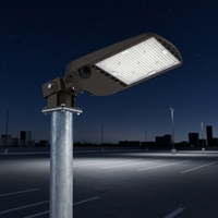 Éclairage LED pour parking et zones publiques DLC 5.1, 150W, CCT sélectionnable 3000K/4000K/5000K, avec photocellule et connecteur Slip Fitter, homologué ETL pour parking