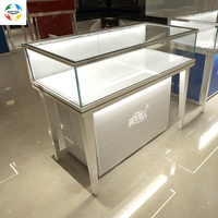 Présentoir de lunettes de soleil et de montres personnalisé au design moderne pour magasin de détail Prix d'usine Fabriqué en verre trempé et aluminium