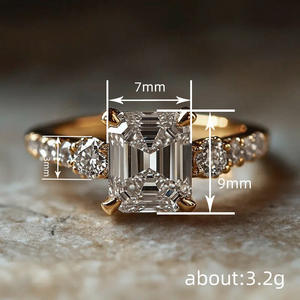 Anello con Diamante Taglio Smeraldo T0960, Colore D Naturale, Oro Giallo, Anello di Fidanzamento da Donna con Diamanti Laterali - Product Image 4