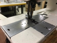 Machine à coudre industrielle d'occasion JUKIS 1560 à double aiguille, alimentation unisexe, pied entraîneur, avec moteur servo