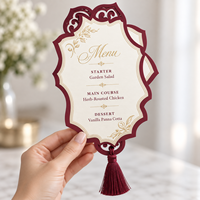Cartes de menu de luxe bordeaux et or avec des bordures découpées ornées et des pompons