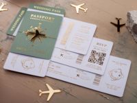 Carte d'embarquement en feuille d'or verte avec breloque d'avion d'invitation à un événement à destination Ensemble d'invitations élégant pour passeport de luxe sur le thème du voyage