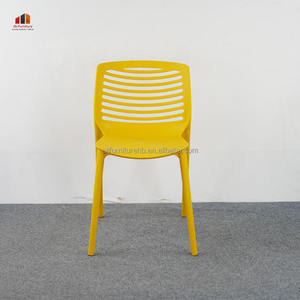 Chaise de salle à manger en plastique empilable moderne avec dossier rayé, chaise simple et durable pour la maison, le <span class=keywords><strong>restaurant</strong></span> et le bureau - Product Image 3