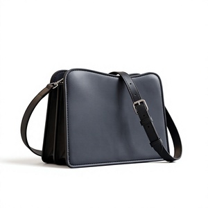 Sac à bandoulière chic gris en PU style vintage pour femme, avec compartiment spacieux, sac à main à fermeture éclair et longue sangle amovible - Product Image 1